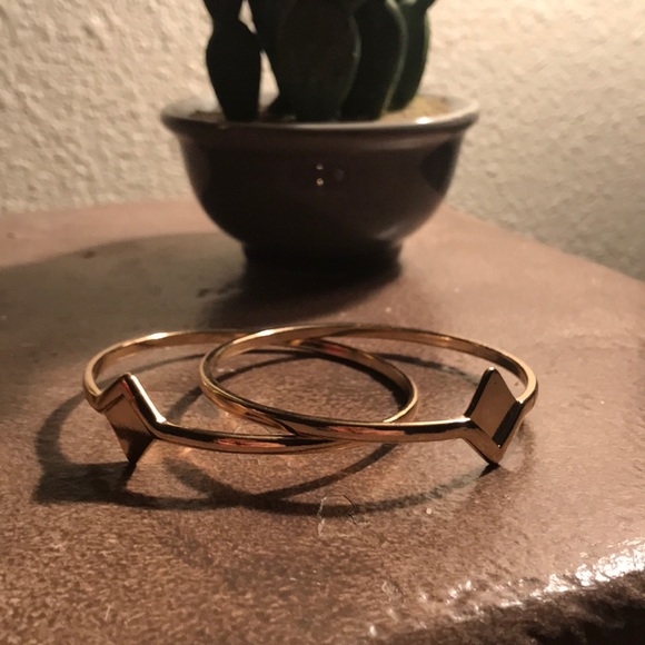 Pair of gold diamond shape bangles - Picture 3 of 3